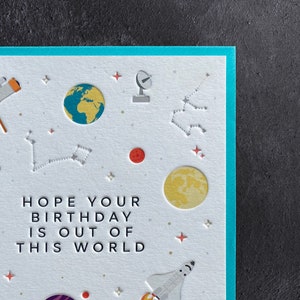Tarjeta de tipografía espacial de feliz cumpleaños (hijo, hija, hermana, hermano, papá, esposo, amigo)