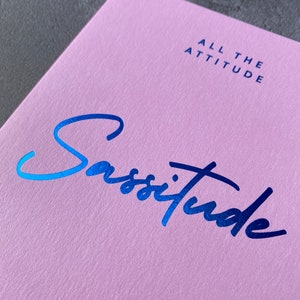 Sassitude (alle houding met een beetje sass) Vriend, Grappig, Quote, Wenskaart