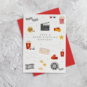 Biglietto di auguri di buon compleanno in stile cinematografico (papà, marito, figlio, amico, figlia, moglie, mamma)