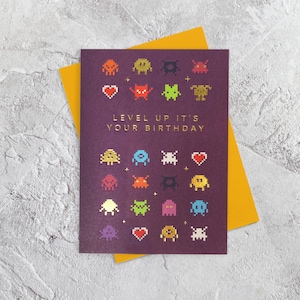 Tarjeta de cumpleaños con diseño retro de Alien Space Invader (papá, esposo, esposa, amigo, hermano, hermana)