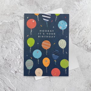 Carte de style typographie ballons joyeux anniversaire (anniversaire d'homme)