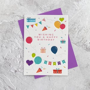 Cartão de feliz aniversário com balões em estilo de impressão tipográfica