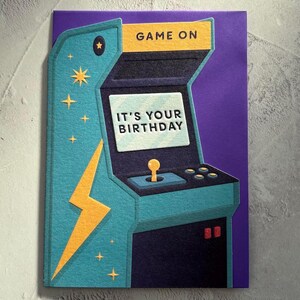 Macchina arcade di buon compleanno, gioco per computer, carta retrò (papà, marito, amico, fratello, figlio, figlia)