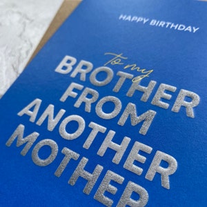 Gelukkige verjaardag aan mijn broer van een andere moeder Wenskaart (vriend, beste vriend)