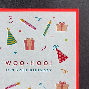 Carte de style typographie Happy Birthday Party (Woo Hoo !)