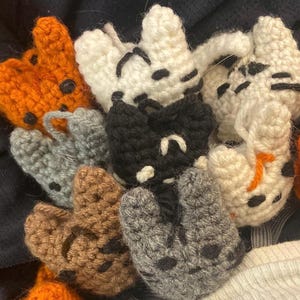 Custom Crochet Cat Keychain – Handmade Kitty Keyring, Personalized Bag Charm, Small Crochet Plush for Cat Lovers