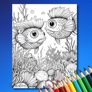 Puede incluir: Un dibujo en blanco y negro de dos peces dorados nadando en un arrecife de coral. Los peces tienen ojos grandes y est&aacute;n rodeados de algas marinas y otras plantas acu&aacute;ticas.