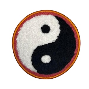 Puede incluir: Un parche de tela rojo y naranja bordado con un símbolo yin yang negro y blanco.