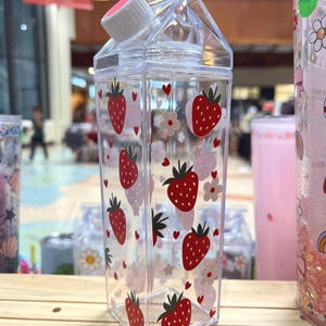 Botella de agua de cartón de leche con diseño de fresa, botella de agua reutilizable con diseño lindo, botella de agua de plástico, botella para viajes, portátil