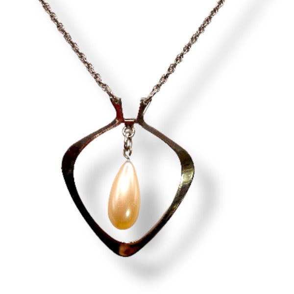 Collier fantaisie avec pendentif métal et perle -  56 cm