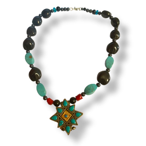 Collier fantaisie en perles de résine et pendentif métallique, travail ethnique.