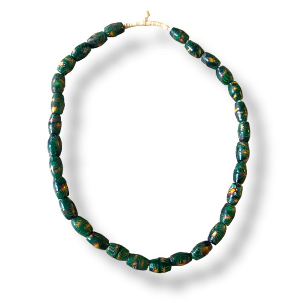 Collier en perles de malachite, pate de verre , résine, laiton et divers en camaïeu de vert. Travail ethnique