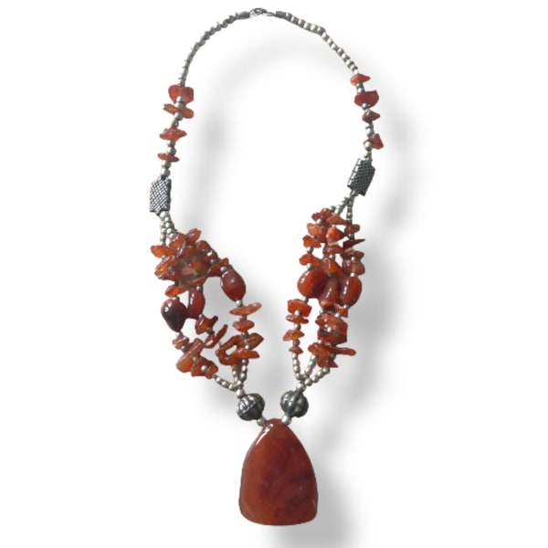 Collier en perle d'imitation céramique et pierre naturelles. Travail éthique