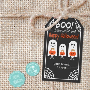 Könnte beinhalten: Ein schwarzes und weißes druckbares Halloween-Geschenk-Etikett mit einem Geister-Motiv. Das Etikett lautet "Boo! Es ist ein Leckerbissen für dich! Frohes Halloween!" und "dein Freund, Casper".