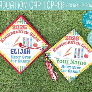 Puede incluir: Dos adornos para gorras de graduación con el texto "2026 Kindergarten Grad!" y "Next Stop 1st Grade!". Una gorra tiene el nombre "Elijah", la otra dice "Your Name". Ambas tienen detalles en rojo, amarillo y blanco, con ilustraciones escolares.