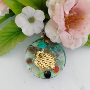Ciondolo in orgonite – Collana rotonda in resina con cristalli e simbolo del fiore della vita, gioielli energetici fatti a mano per protezione ed equilibrio
