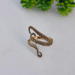 タコの真鍮リング、調節可能なハンドメイドリング、ボヘミアンファンタジーゴールドトーンステートメントリング、彼女へのギフト