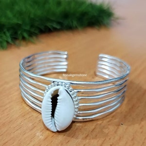 Pulsera de concha de cauri, brazalete de plata Pulsera de cauri Joyería hecha a mano Plata esterlina Concha natural, Brazalete de concha natural, Nuevo artículo de plata