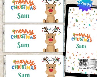 Può includere: Tre incarti rettangolari per barrette di cioccolato con una renna dei cartoni animati dal naso rosso e luci natalizie sulle corna, il testo "merry CHRISTMAS" in lettere colorate e il nome "Sam" in verde, con un'anteprima digitale e QR code.