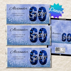 Könnte beinhalten: Blau-weiße Schokoriegelverpackungen mit dem Namen "Alexander" und den Worten "Thanks You For Celebrating". Die Zahl "60" wird in einem wirbelnden blauen Design mit dem Wort "Sixty" darüber angezeigt. Der Hintergrund hat einen blauen Glitzereffekt.