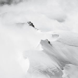 Mont Blanc-fotografieafdruk – grote zwart-witte bergmuurkunst | Minimalistische alpenkunst voor moderne interieurs