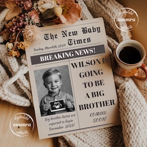 Peut inclure: Annonce de style journal avec le titre "The New Baby Times" et la date du 18 mars 2024. L'annonce révèle "Wilson va être un grand frère" avec une photo d'un enfant tenant une image d'échographie. Une tasse de café est à proximité.