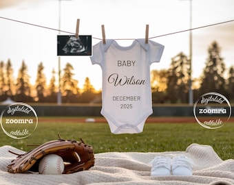 Może przedstawiać: Białe body dla dziecka z imieniem "Wilson" i datą "Grudzień 2025" zawieszone na sznurku do prania. Rękawica do baseballu, piłka do baseballu i buciki dla dziecka leżą na kocu na trawie. Obraz USG również wisi.