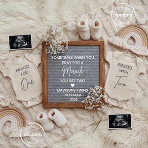 Puede incluir: Anuncio de embarazo con una pizarra de fieltro gris que dice "A veces, cuando rezas por un milagro, obtienes dos." Dos bodies de bebé, imágenes de ultrasonido y botines de bebé también se muestran.