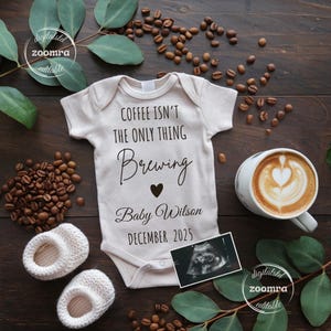 Plantilla digital neutral para anuncio de embarazo con café, anuncio editable de bebé con café, revelación de bebé en preparación, revelación de género en redes sociales.