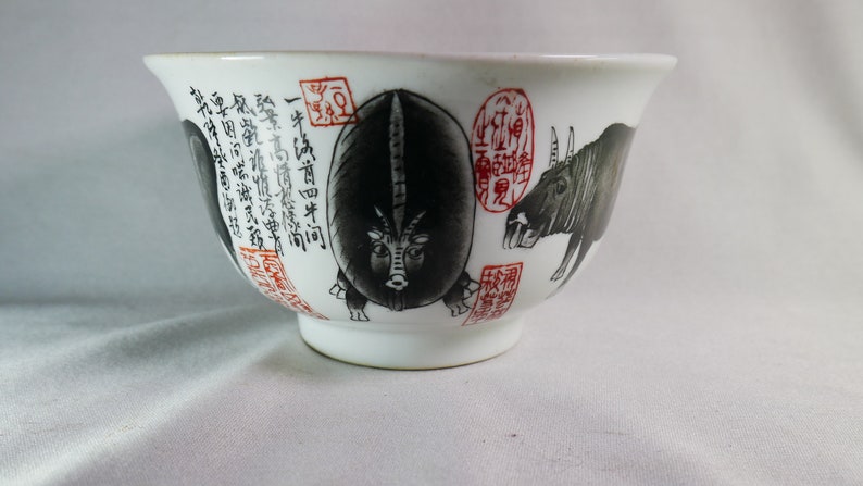 a fine rice bowl with five oxen painting six archaic zhuanshu Qianlong guanyao seal mark rare 清乾隆 花礬紅彩海水龍紋盤 Chinese antiques Qing dynasty image 7