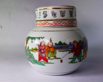 A fine container jar Qianlong famille verte kaishu seal mark  清乾隆 花礬紅彩海水龍紋盤   with painting of children playing with firecrackers antiques