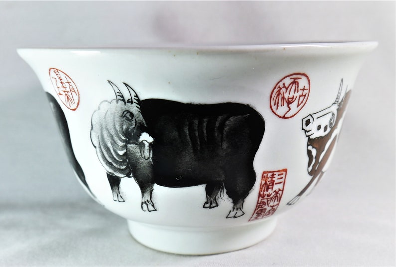 a fine rice bowl with five oxen painting six archaic zhuanshu Qianlong guanyao seal mark rare 清乾隆 花礬紅彩海水龍紋盤 Chinese antiques Qing dynasty image 3