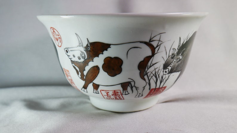 a fine rice bowl with five oxen painting six archaic zhuanshu Qianlong guanyao seal mark rare 清乾隆 花礬紅彩海水龍紋盤 Chinese antiques Qing dynasty image 4