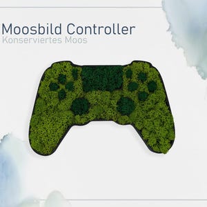 Könnte beinhalten: Ein Controller-förmiges Wandkunstwerk aus konserviertem Moos. Das Moos hat eine leuchtend grüne Farbe mit dunkelgrünen Akzenten. Der Controller befindet sich vor einem weißen Hintergrund. Der Text oben lautet "Moosbild Controller Konserviertes Moos."
