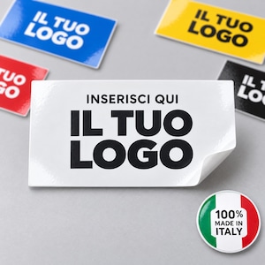 Pode incluir: Uma coleção de autocolantes retangulares em branco, azul, amarelo, vermelho e preto, cada um com o texto IL TUO LOGO. Um autocolante circular exibe as cores da bandeira italiana com o texto 100% MADE IN ITALY e INSERISCI QUI IL TUO LOGO.