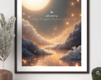 Puede incluir: Impresión artística enmarcada que representa un paisaje sereno con un sol grande y brillante y agua reflectante. La imagen presenta nubes esponjosas y una cálida paleta de colores dorados, naranjas y azules. La obra de arte incluye texto árabe.