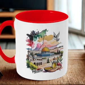 Pode incluir: Caneca de cerâmica branca com interior e alça vermelhos. A caneca apresenta um design colorido em aquarela da Palestina, incluindo um mapa, a Cúpula da Rocha e a palavra "Palestine". Uma pomba voa sobre a paisagem.