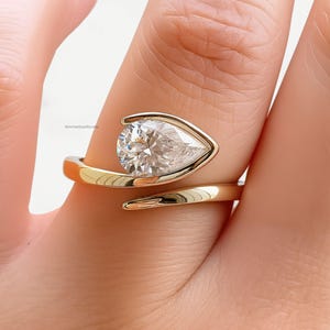 2 CT Pear Cut Moissanite Bypass Ring 14K Yellow Gold Solitaire Engagement Ring Minimalist East West Tear Drop Wedding Ring Anniversary Gift