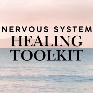 Puede incluir: Una cita motivacional, "NERVOUS SYSTEM HEALING TOOLKIT", se muestra en texto negro sobre un fondo degradado suave de color rosa y azul. El fondo presenta una imagen borrosa de una masa de agua con una costa distante.