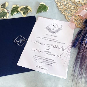 Hochzeitseinladung mit rsvp Karten, dunkelblauem Umschlag, Hochzeitsdetails und Wachssiegel.