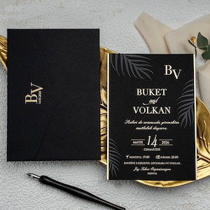 Wunderschöne schwarze Hochzeitseinladung mit elegantem Golddruck und tropischem Palmenblatt-Design - Perfekt für Deinen großen Tag!