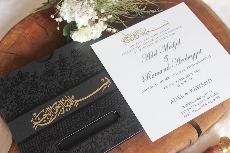 K&ouml;nnte beinhalten: Eine schwarze und goldene Hochzeitseinladung mit einem komplizierten floralen Design und arabischer Kalligraphie. Die Einladung lautet "Mr. and Mrs. Hani Medjid bitten um die Ehre Ihrer Anwesenheit bei der Hochzeit ihres Sohnes Adel Medjid & Rawand Arabeyyat, Tochter von Herrn und Frau Ahed Arabeyyat, Freitag, 28. April 2023 um 20:00 Uhr, Adel & Rawand, Ravello Banquets, 138 Eagle Rock Avenue, East Hanover NJ. 07936."
