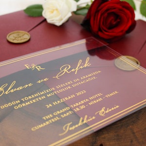 Invito a nozze bordeaux, inviti laminati in oro e in acrilico
