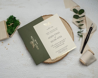 Hochzeitseinladungs-Set in Gold und Schwarz mit dunkelgrünem Umschlag