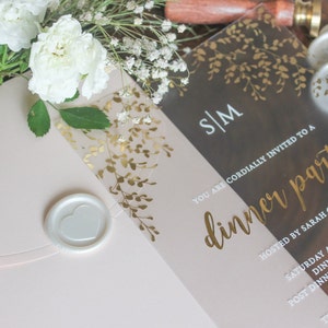 Mattierte Acryl-Hochzeits-Dinner-Einladung mit Gold- und Weißfoliendruck, Altrosa Umschlag, Hochzeitseinladung, Goldene Hochzeitskarte