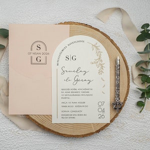 Faire-part de mariage charmant en demi-arc avec une élégante enveloppe rose poussiéreux - Parfait pour votre journée spéciale