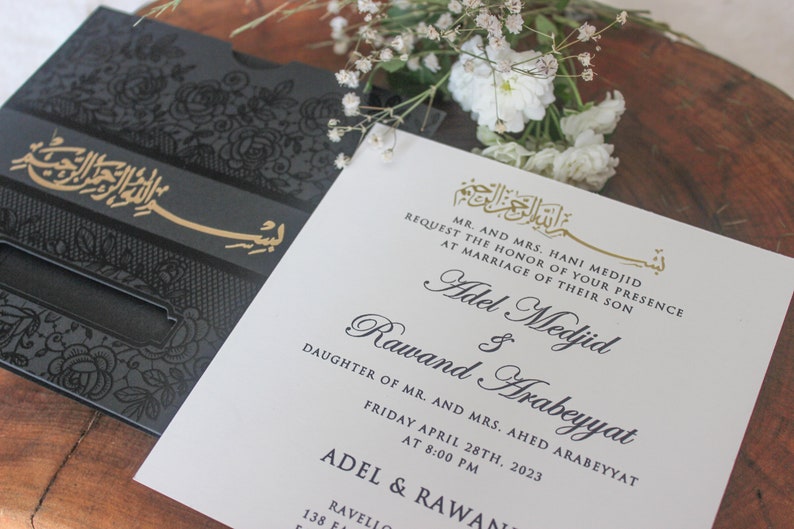 K&ouml;nnte beinhalten: Eine wei&szlig;e Hochzeitseinladung mit schwarzer und goldener Kalligrafie. Die Einladung lautet "Mr. und Mrs. Hani Medjid bitten um die Ehre Ihrer Anwesenheit bei der Hochzeit ihres Sohnes Adel Medjid & Rawand Arabeyyat, Tochter von Herrn und Frau Ahed Arabeyyat. Freitag, 28. April 2023 um 20:00 Uhr. Adel & Rawan".
