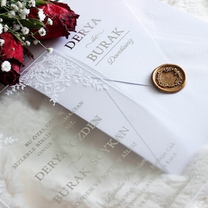 Stilvolle und elegante gefrostete Acryleinladung mit Silberfoliendruck - perfekt für Hochzeiten und besondere Anlässe