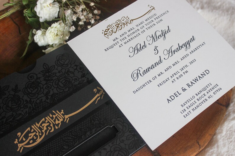 K&ouml;nnte beinhalten: Eine schwarze und goldene Hochzeitseinladung mit einem komplizierten floralen Design. Die Einladung zeigt die Namen "Adel Medjid" und "Rawand Arabeyyat" sowie den Text "MR. AND MRS. HANI MEDJID REQUEST THE HONOR OF YOUR PRESENCE AT MARRIAGE OF THEIR SON" und "DAUGHTER OF MR. AND MRS. AHED ARABEYYAT". Die Einladung enth&auml;lt auch das Datum und die Uhrzeit der Hochzeit sowie den Ort.