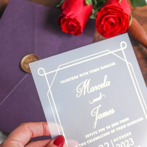 Mattierte Acryl-Einladung mit Goldfoliendruck und lila Umschlag - Elegante Hochzeitseinladungen, anpassbares Design